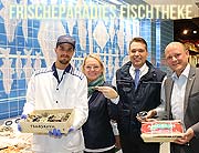 Traum in Blau: Frischeparadies München stellt neue Fischtheke vor - gut 150 Sorten frischer Fisch, Seafood, Räucherfisch und Salate (©Foto: Martin Scmitz)